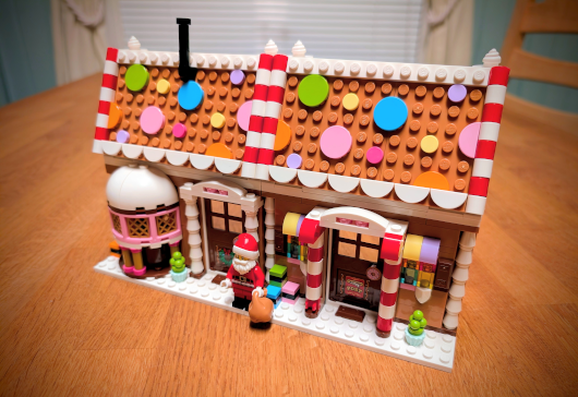 40809 Julepyntet pepperkakehus